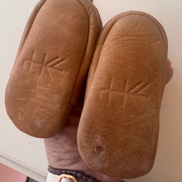 Freshly picked Size 2 soft suede EUC - Picture 2 of 3